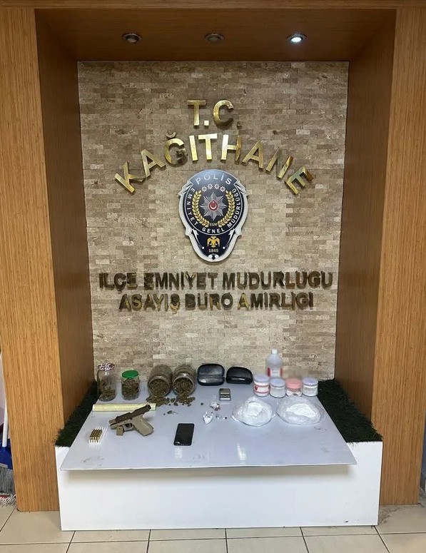 Kağıthane'de uyuşturucu satıcısına suç üstü...